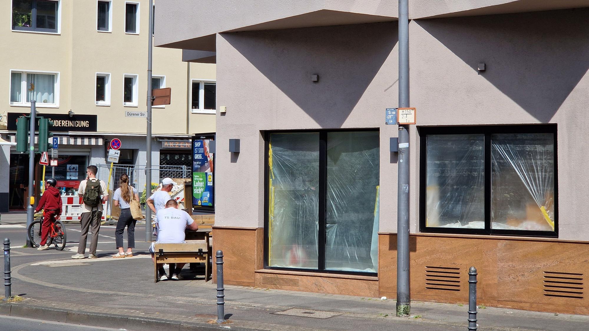 Das geschlossene Ladenlokal auf der Dürener Straße in Köln-Lindenthal, in dem bis Ende März 2025 eine Filiale der Burger-Kette Hans im Glück zu finden war.