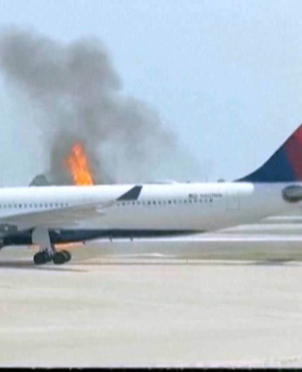 Flammen schlagen aus dem Triebwerk eines Flugzeugs der Delta Air Lines auf dem Orlando International Airport.