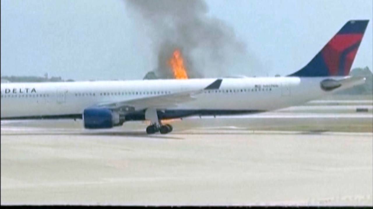 Flammen schlagen aus dem Triebwerk eines Flugzeugs der Delta Air Lines auf dem Orlando International Airport.