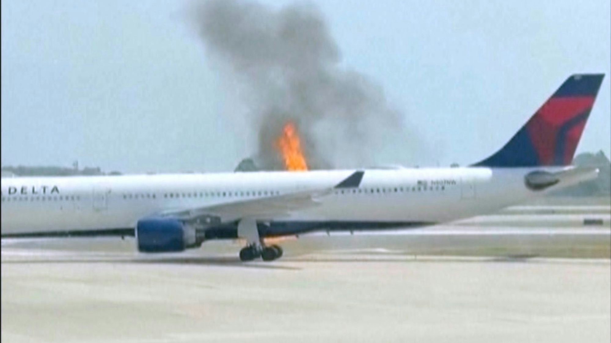 Flammen schlagen aus dem Triebwerk eines Flugzeugs der Delta Air Lines auf dem Orlando International Airport.