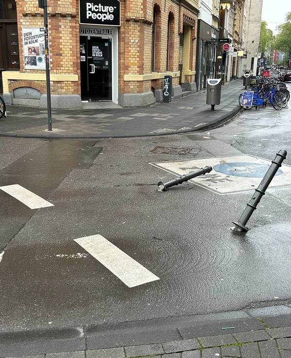 Die Ehrenstraße in Köln: zwei Poller wurden umgefahren.