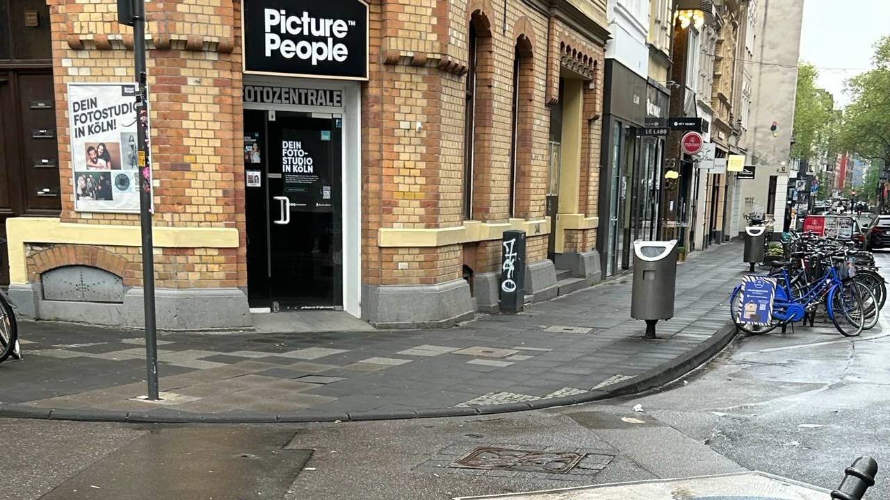 Die Ehrenstraße in Köln: zwei Poller wurden umgefahren.