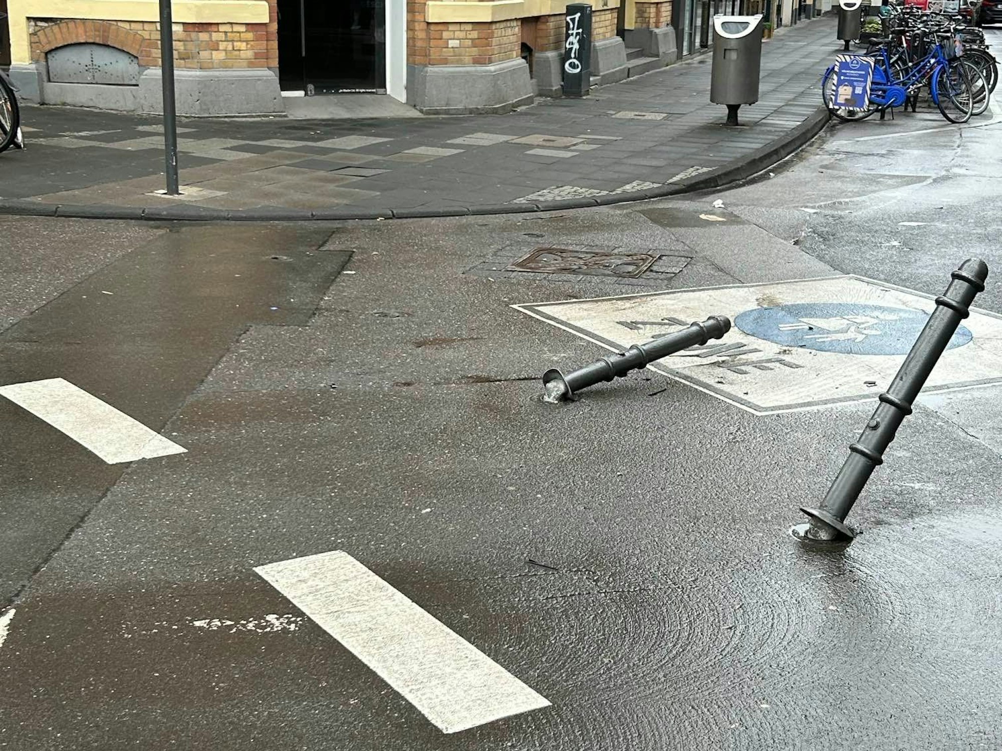 Die Ehrenstraße in Köln: zwei Poller wurden umgefahren.
