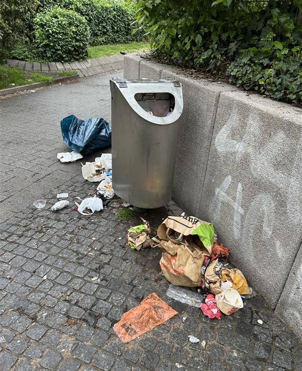 Der zugemüllte Eingangsbereich an der Kita in der Friesenstraße am Dienstagmorgen (22. April 2025).