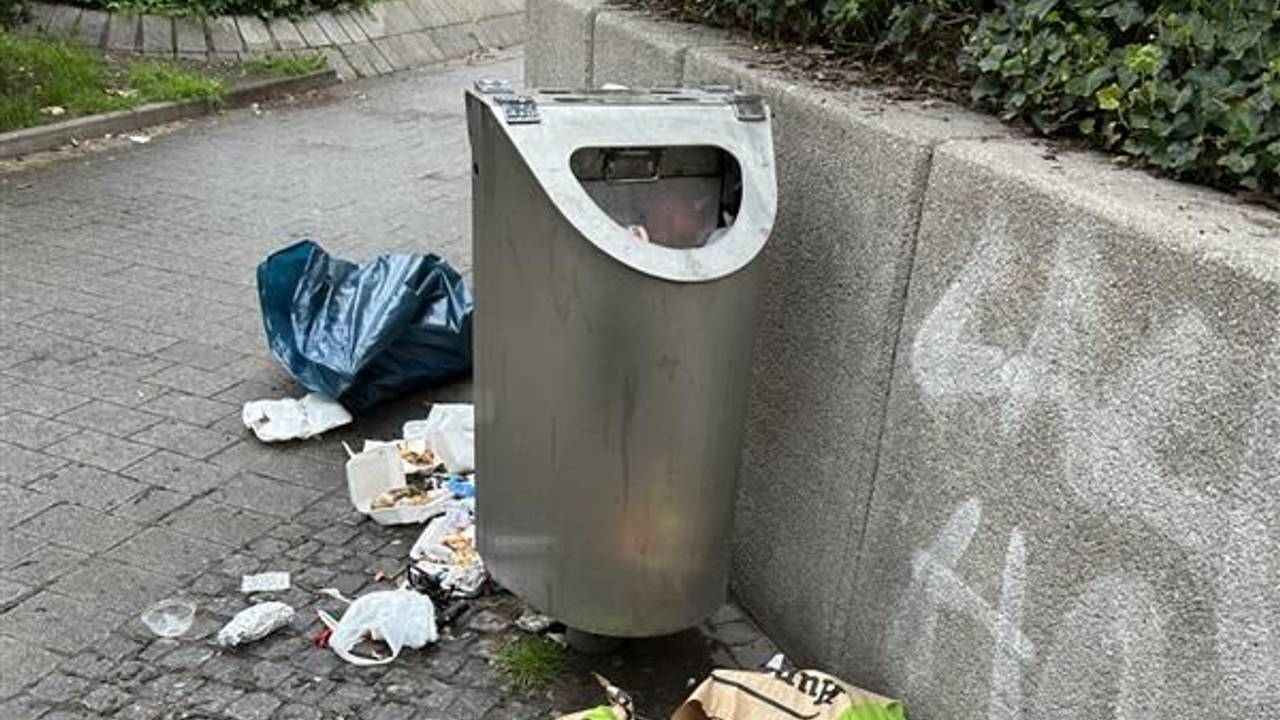 Der zugemüllte Eingangsbereich an der Kita in der Friesenstraße am Dienstagmorgen (22. April 2025).