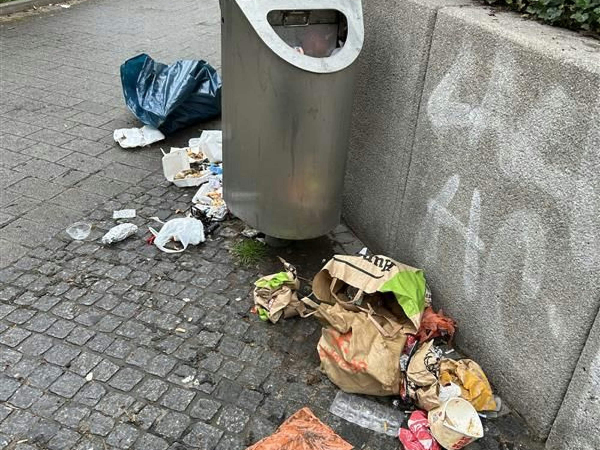 Der zugemüllte Eingangsbereich an der Kita in der Friesenstraße am Dienstagmorgen (22. April 2025).