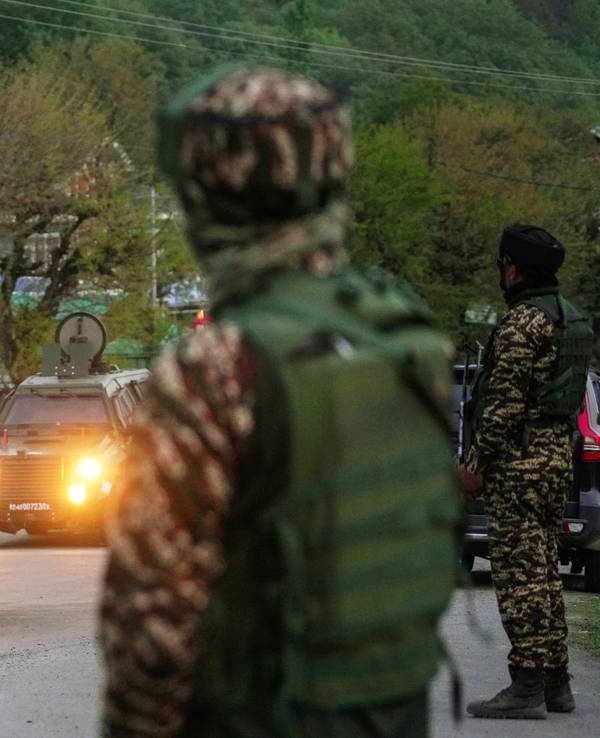 Indische Sicherheitsbeamte patrouillieren in einem gepanzerten Fahrzeug in der Nähe von Pahalgam im Süden Kaschmirs, nachdem Angreifer wahllos das Feuer auf Touristen im indisch kontrollierten Kaschmir eröffnet haben.