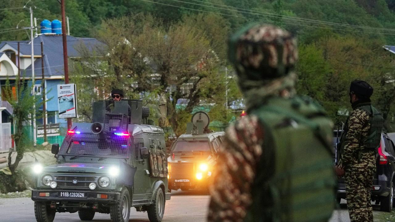 Indische Sicherheitsbeamte patrouillieren in einem gepanzerten Fahrzeug in der Nähe von Pahalgam im Süden Kaschmirs, nachdem Angreifer wahllos das Feuer auf Touristen im indisch kontrollierten Kaschmir eröffnet haben.