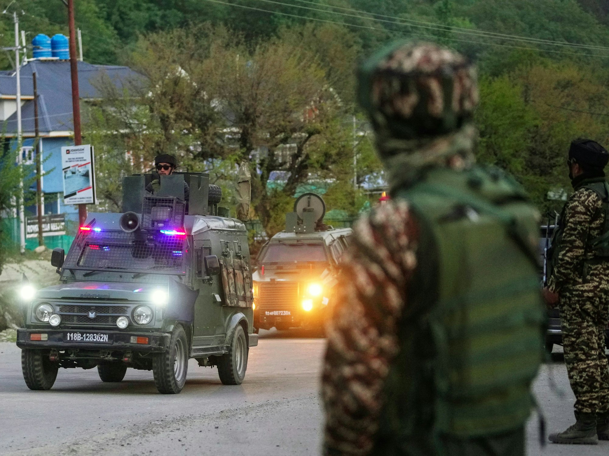 Indische Sicherheitsbeamte patrouillieren in einem gepanzerten Fahrzeug in der Nähe von Pahalgam im Süden Kaschmirs, nachdem Angreifer wahllos das Feuer auf Touristen im indisch kontrollierten Kaschmir eröffnet haben.