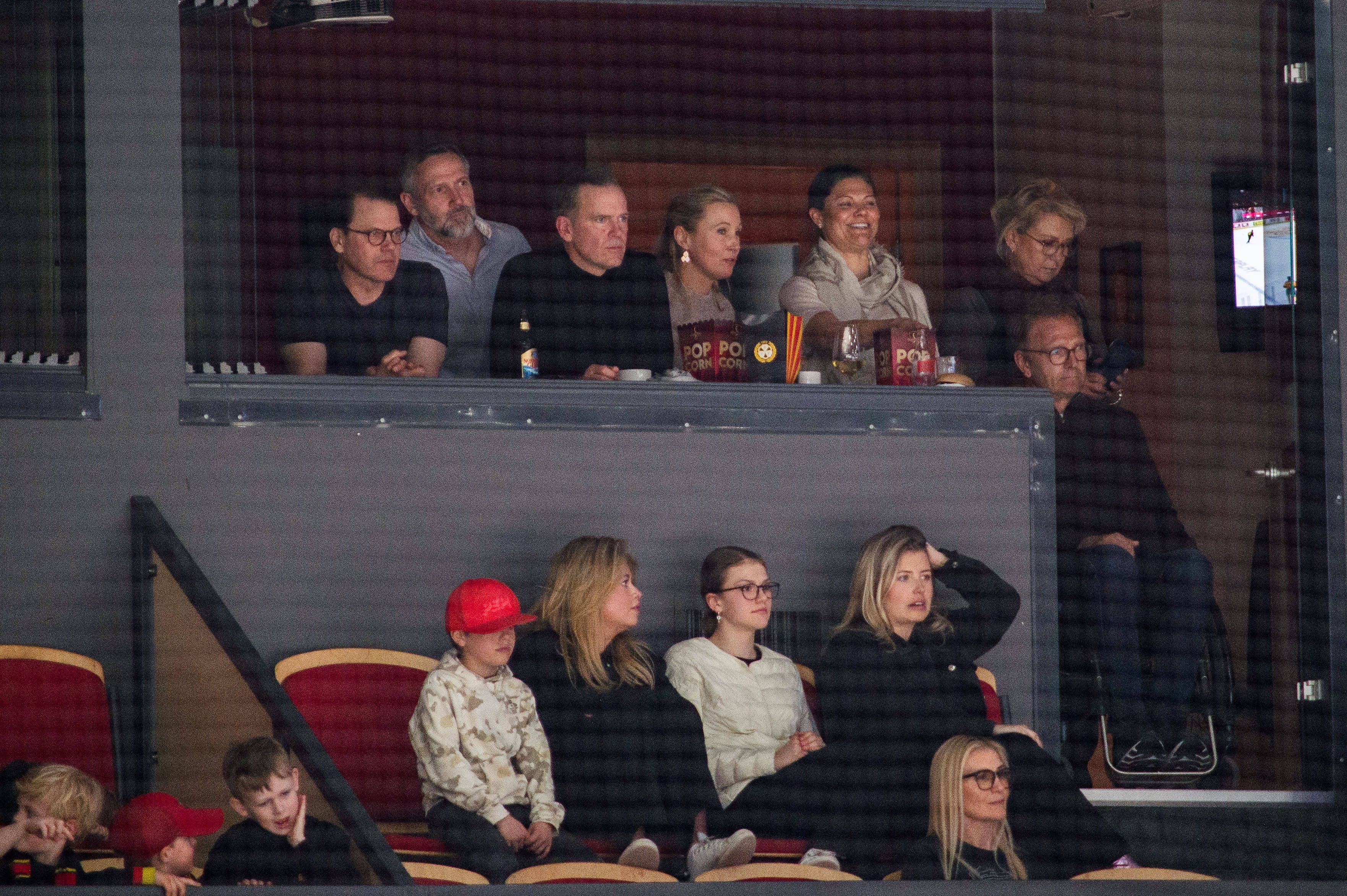 Prinz Daniel, Kronprinzessin Victoria, Prinz Oscar und Prinzessin Estelle (v. l.) verfolgen im April 2025 in Gävle das erste Finalspiel der schwedischen Eishockeyliga.
