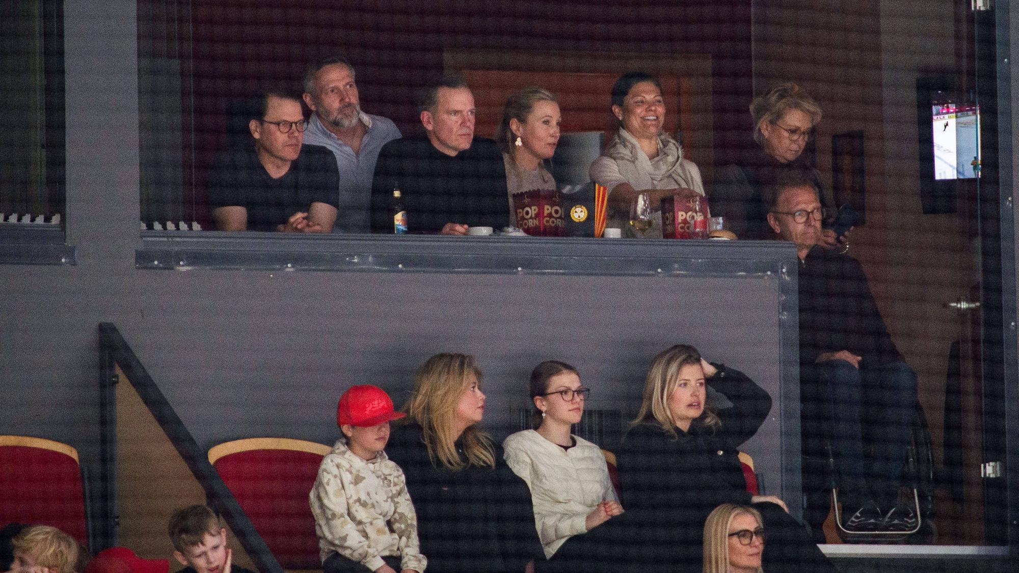 Prinz Daniel, Kronprinzessin Victoria, Prinz Oscar und Prinzessin Estelle (v. l.) verfolgen im April 2025 in Gävle das erste Finalspiel der schwedischen Eishockeyliga.