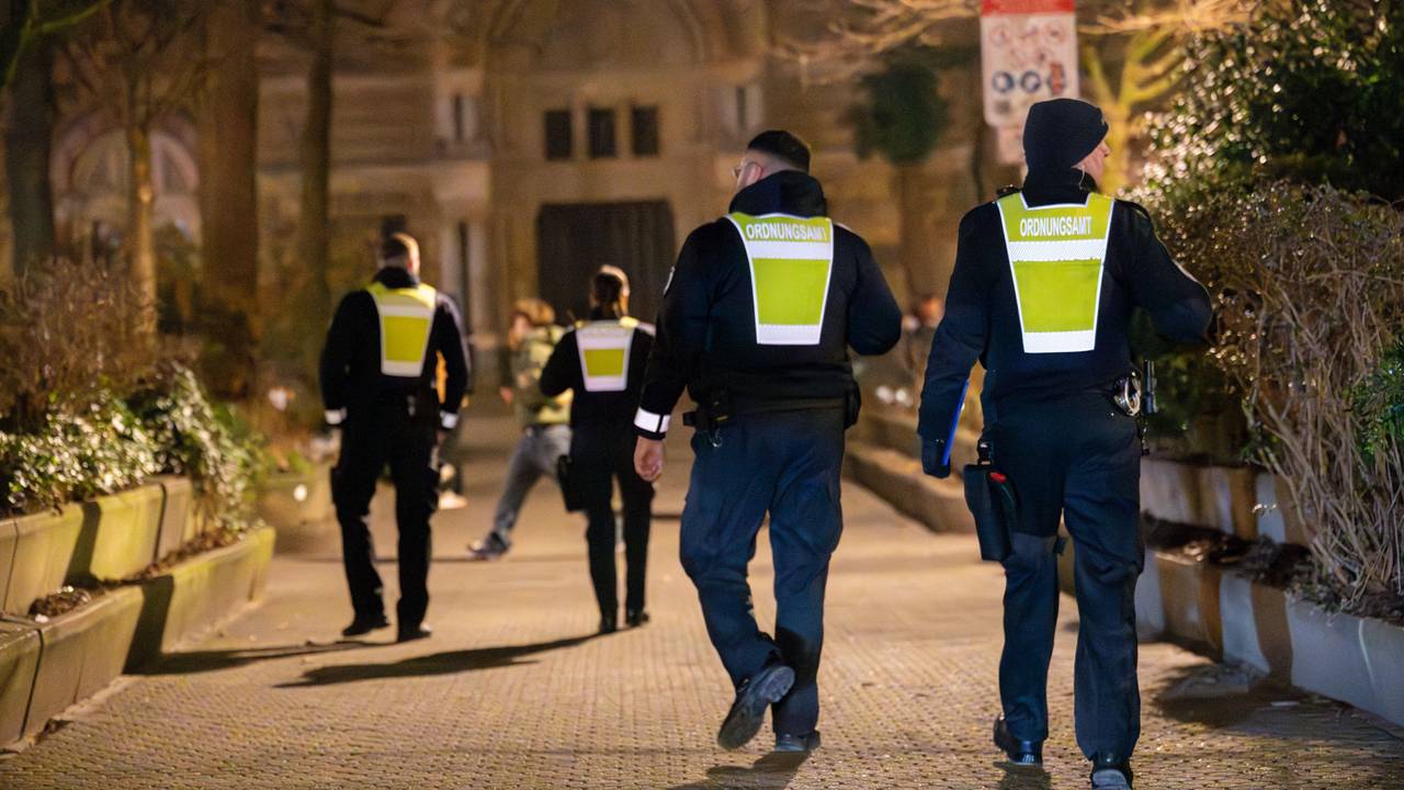 Vier Mitarbeitende des Ordnungsamtes patrouilliert abends durch eine Straße.
