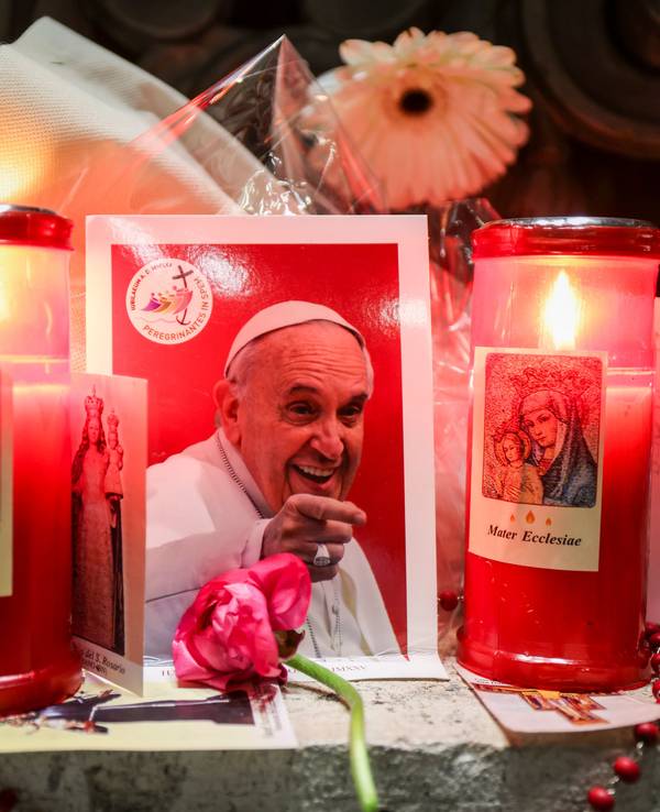 Auf dem Petersplatz brennen Kerzen für den verstorbenen Papst Franziskus, ein Bild vom Papst steht zwischen den Kerzen. Die Welt trauert um Papst Franziskus.