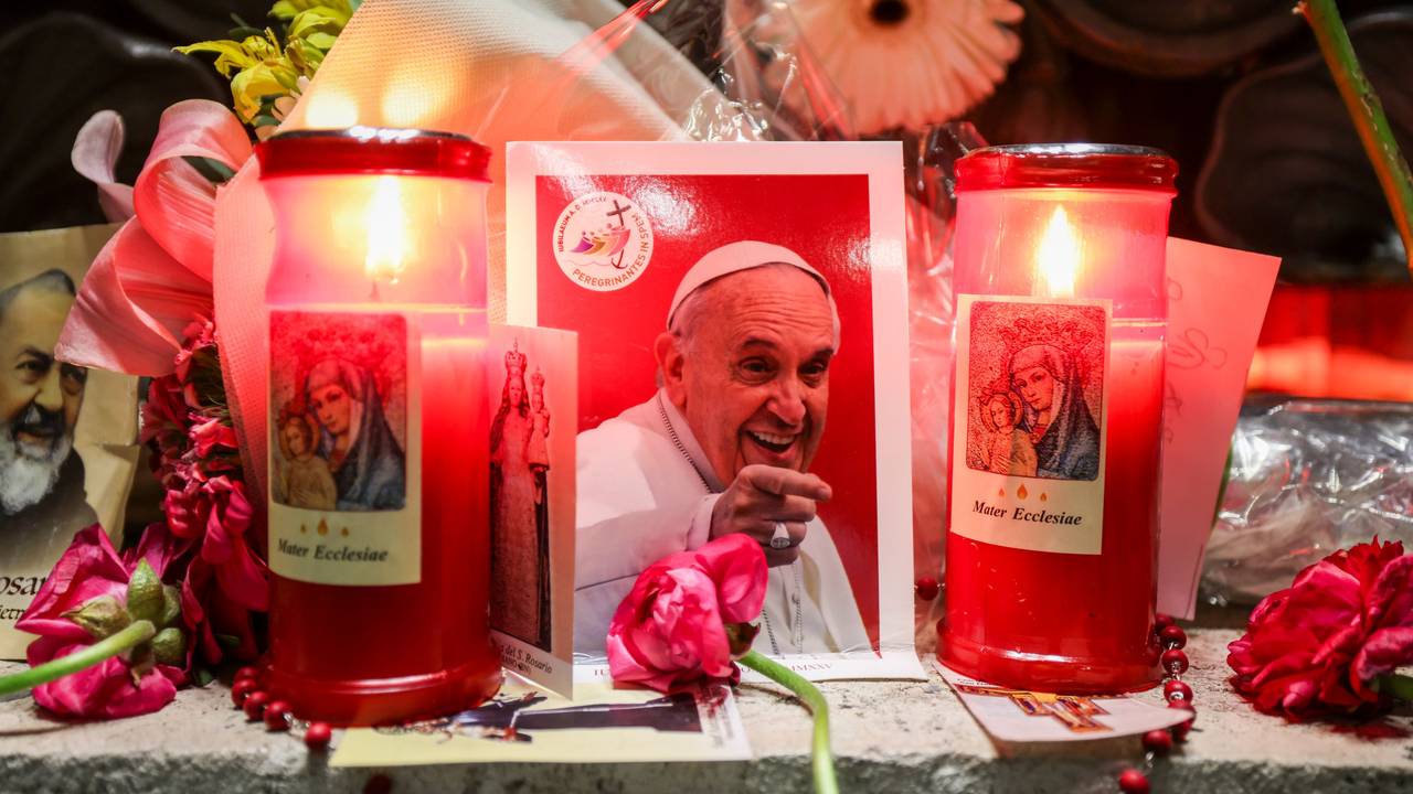 Auf dem Petersplatz brennen Kerzen für den verstorbenen Papst Franziskus, ein Bild vom Papst steht zwischen den Kerzen. Die Welt trauert um Papst Franziskus.