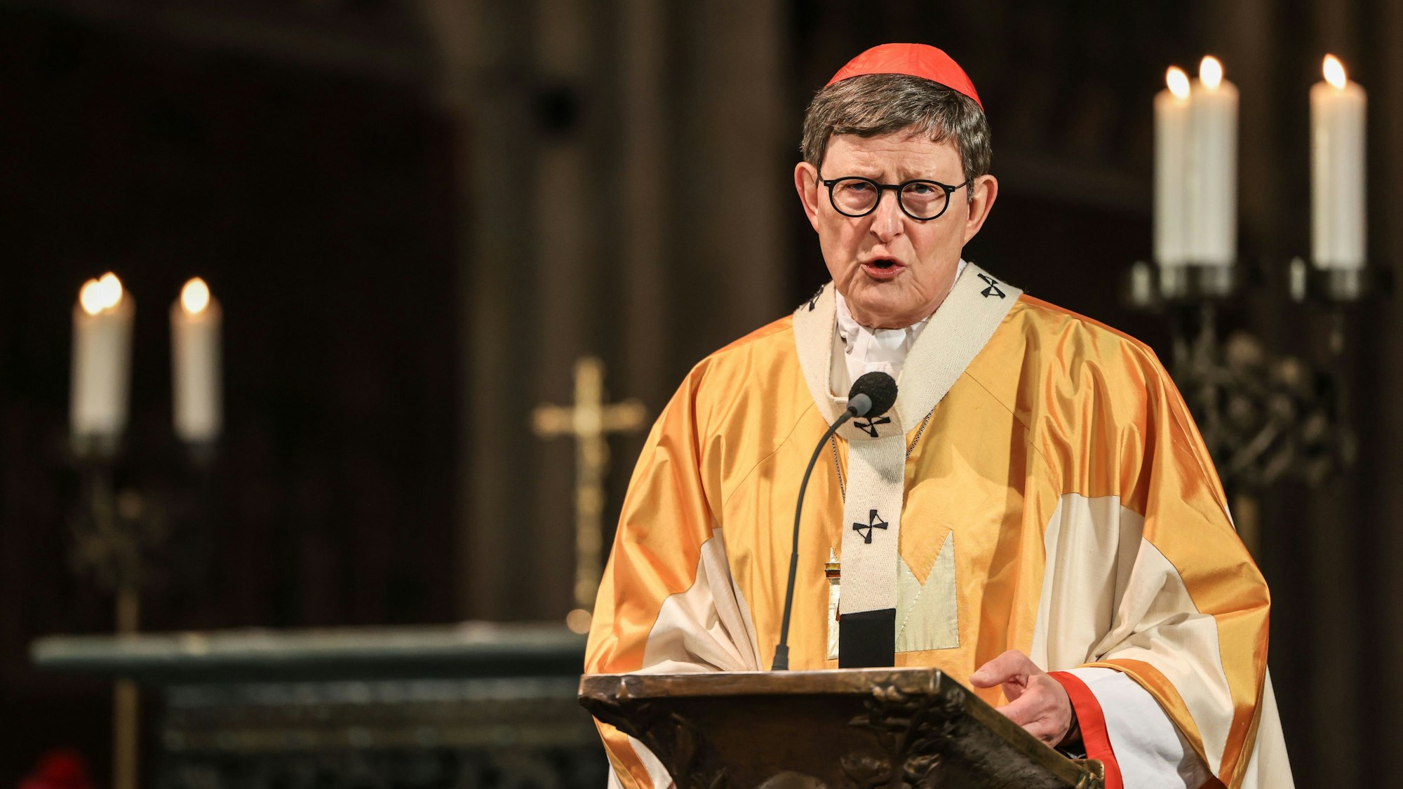 Der Kölner Kardinal Rainer Maria Woelki spricht am 6. Januar 2025 im Kölner Dom.