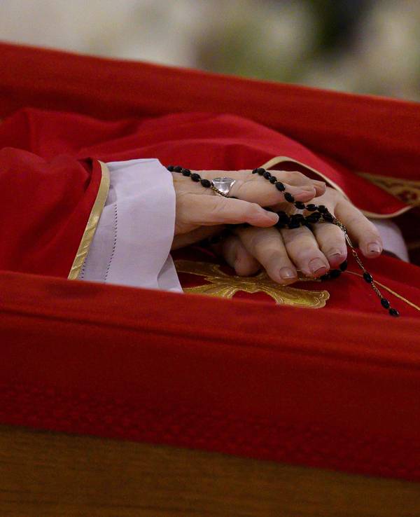 Die Hände des in einem offenen Sarg aufgebahrten Papst Franziskus.
