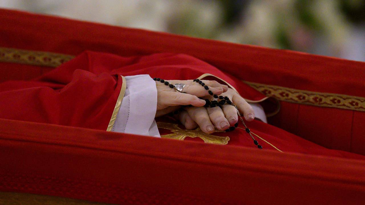 Die Hände des in einem offenen Sarg aufgebahrten Papst Franziskus.