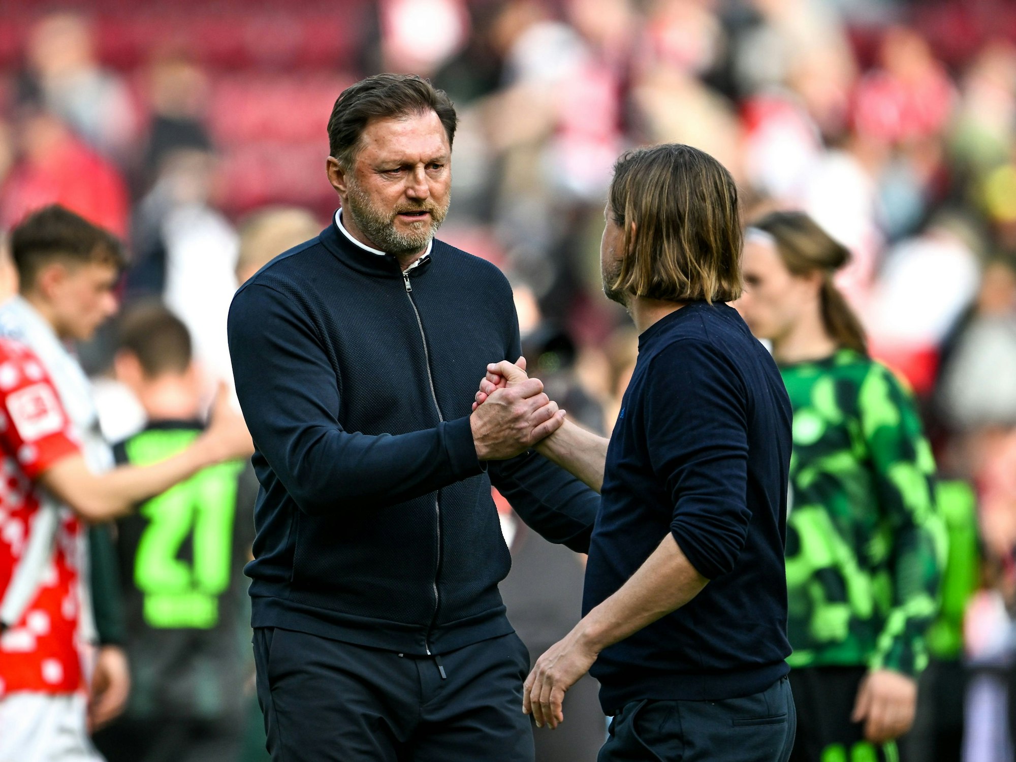Ralph Hasenhüttl schüttelt nach dem Spiel in Mainz Bo Henriksen die Hand.