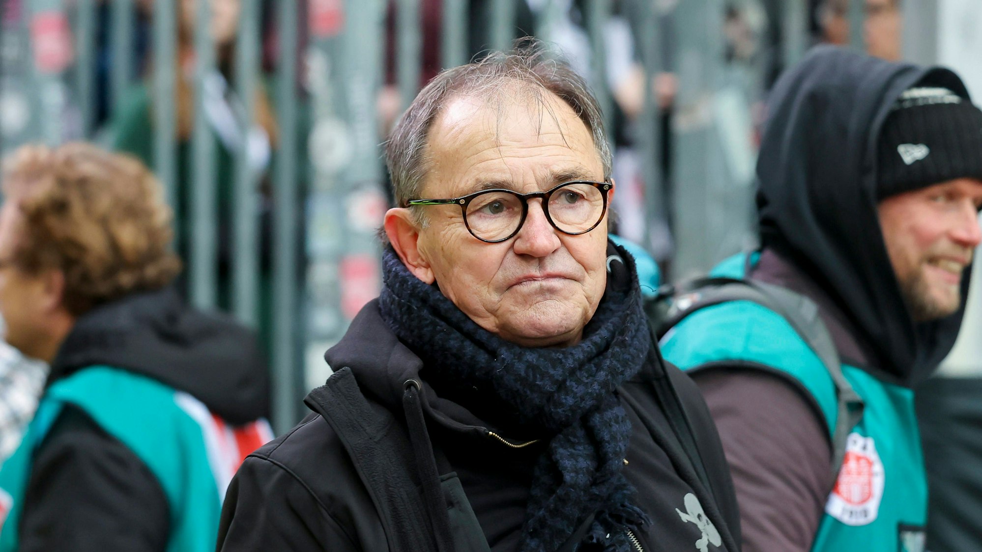 Ewald Lienen beim Spiel des FC St. Pauli gegen Bayern München am Millerntor-Stadion.