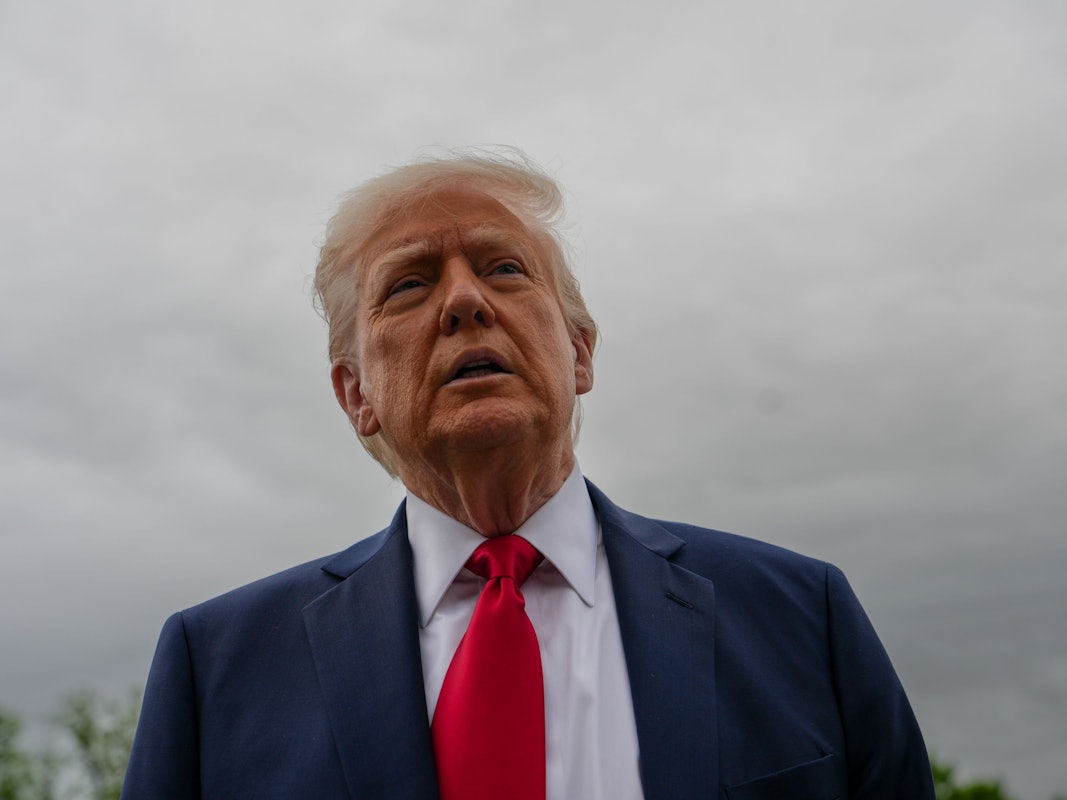 Präsident Donald Trump spricht am 21. April in Washington zu den Medien über Papst Franziskus.