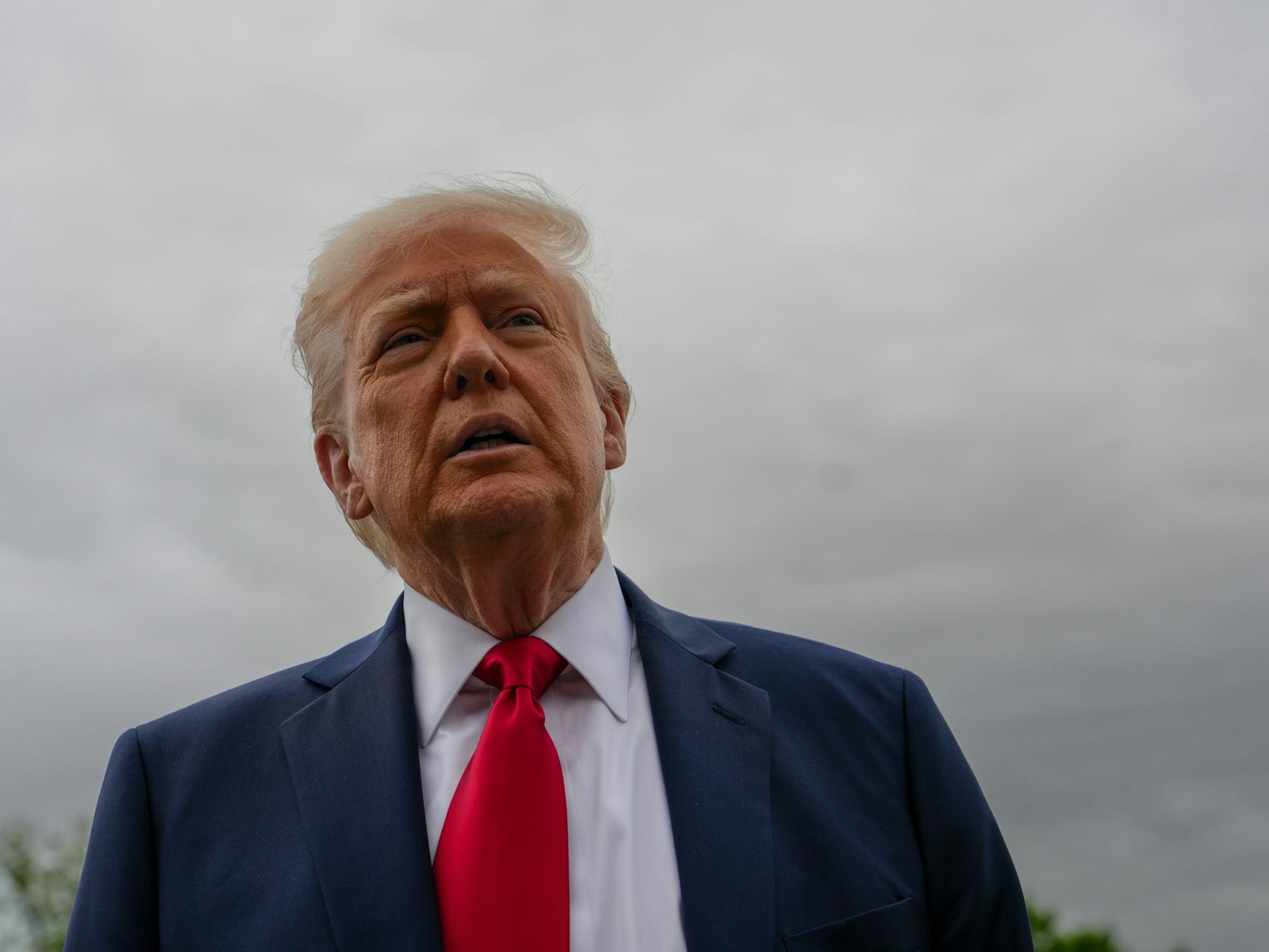 Präsident Donald Trump spricht am 21. April in Washington zu den Medien über Papst Franziskus.