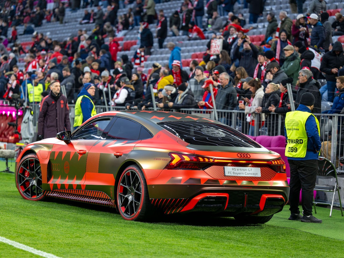 Ein Sportwagen von Klub-Partner Audi steht am 2. November 2024 in der Allianz-Arena.