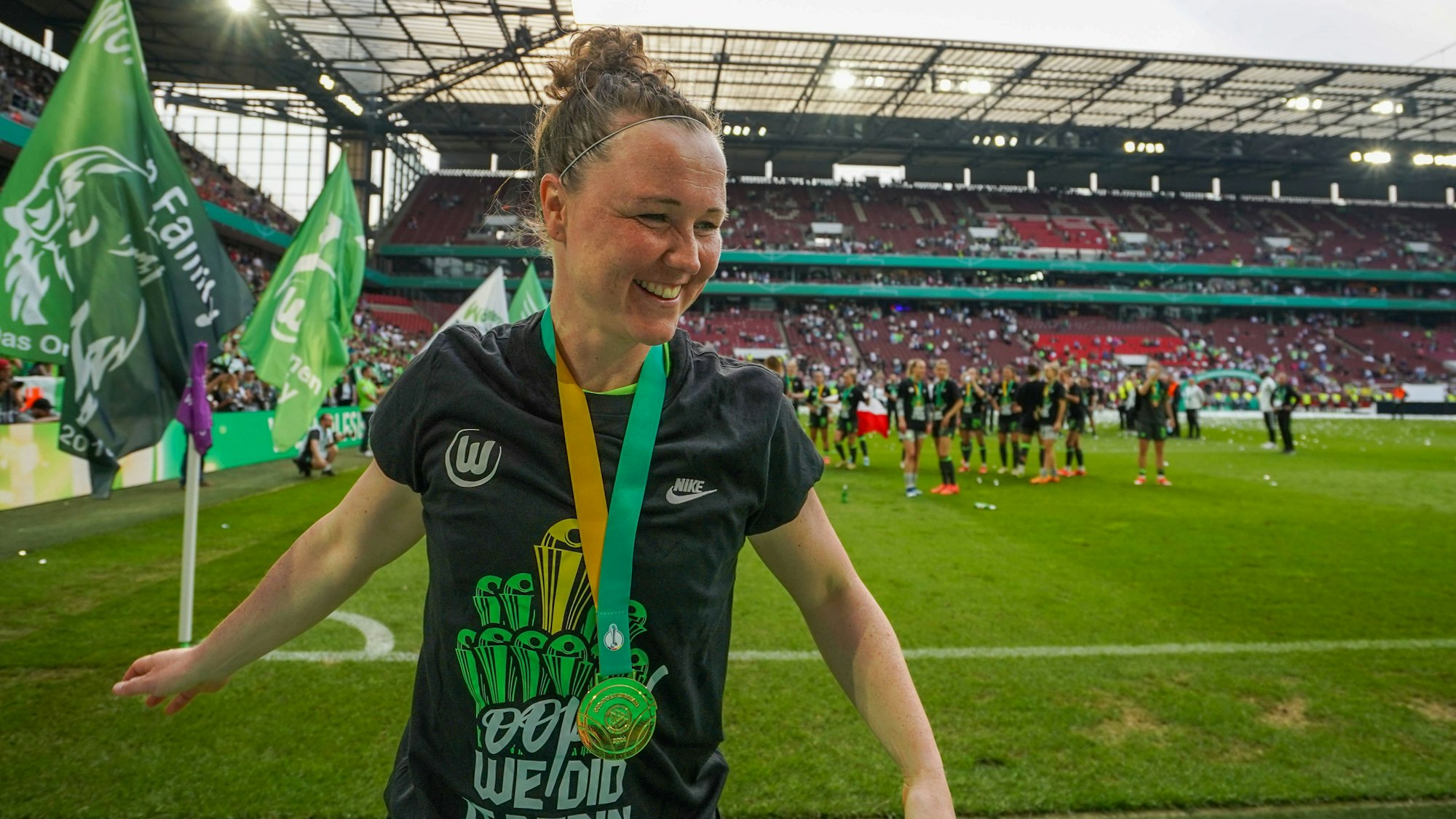 Marina Hegering, hier nach dem Pokalsieg mit dem VfL Wolfsburg im Rhein-Energie-Stadion, wechselt zum 1. FC Köln.