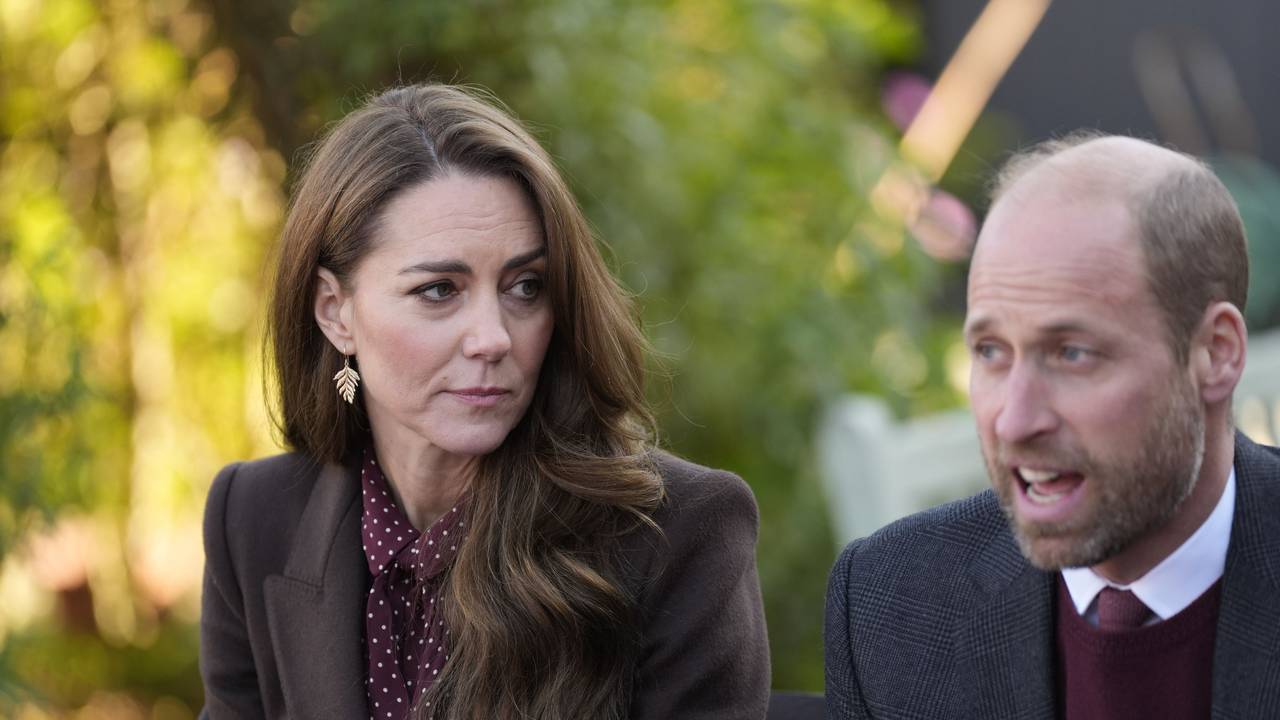 Prinz William und Prinzessin Kate sprechen mit Mitgliedern des Rettungsdienstes während sie das Southport Community Centre besucht.