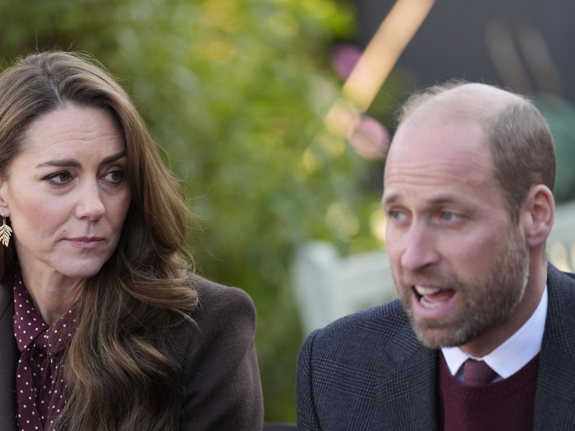 Prinz William und Prinzessin Kate sprechen mit Mitgliedern des Rettungsdienstes während sie das Southport Community Centre besucht.