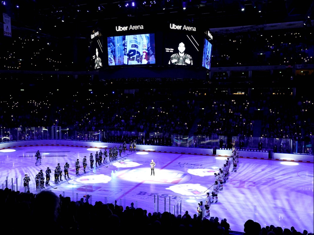 Tobias Eders Foto wird nach seinem Tod auf dem Videowürfel gezeigt.