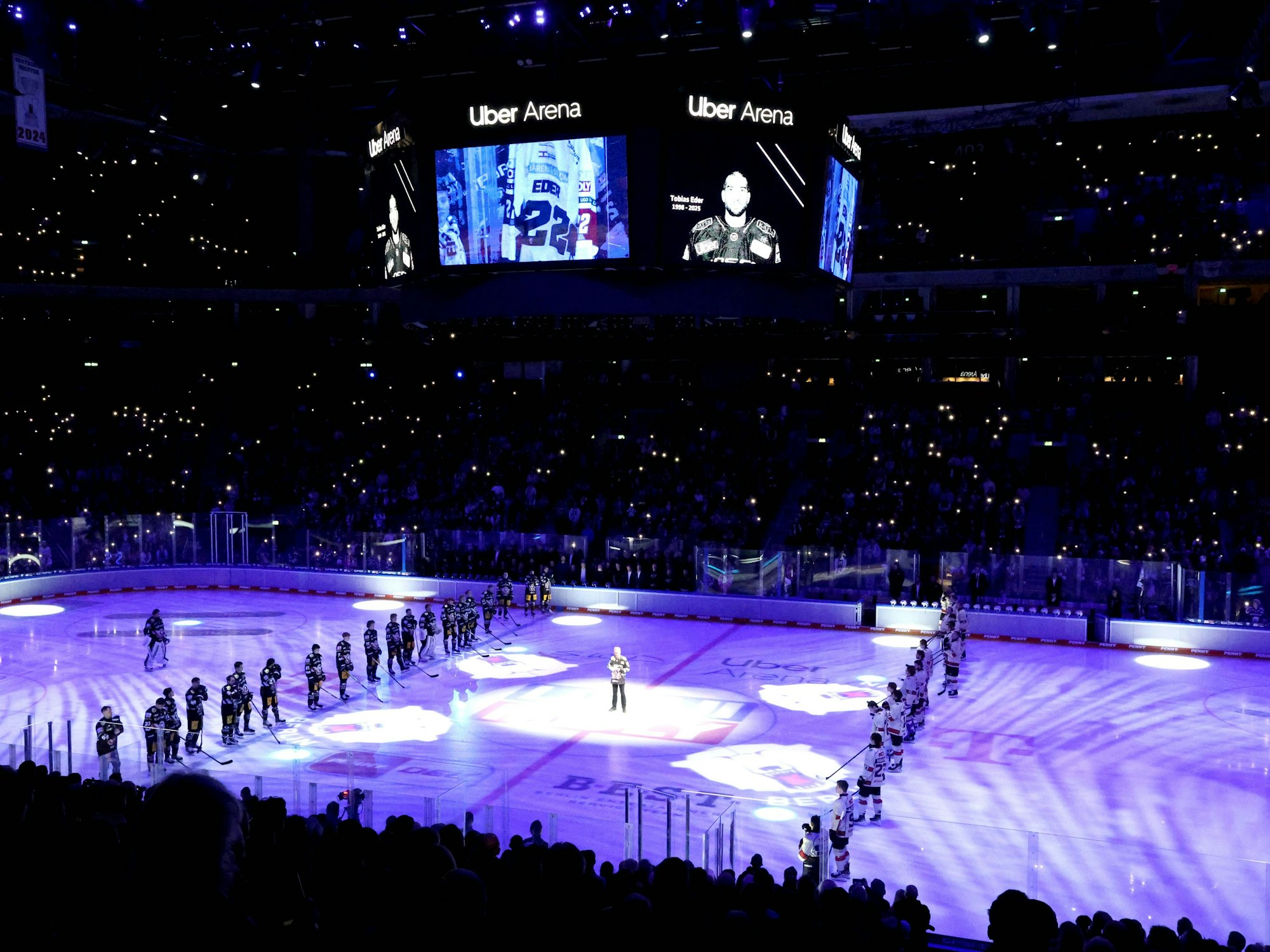Tobias Eders Foto wird nach seinem Tod auf dem Videowürfel gezeigt.