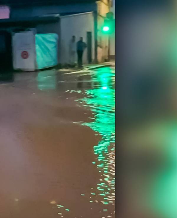 Wasserrohrbruch in Köln-Zündorf: Am Dienstagabend stand die Hauptstraße unter Wasser.
