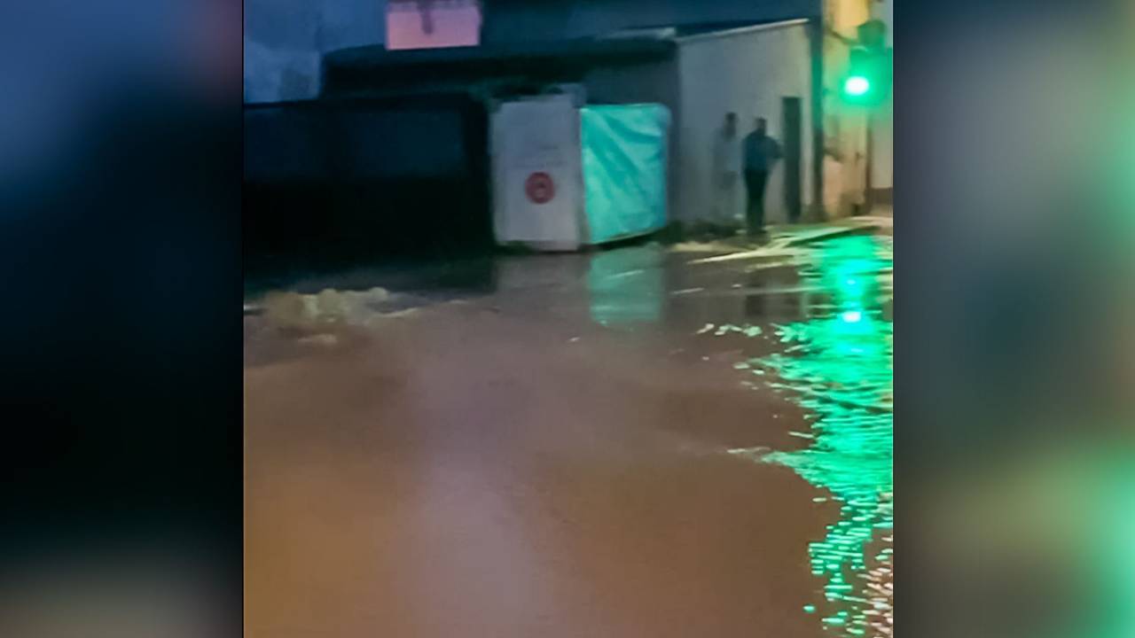 Wasserrohrbruch in Köln-Zündorf: Am Dienstagabend stand die Hauptstraße unter Wasser.