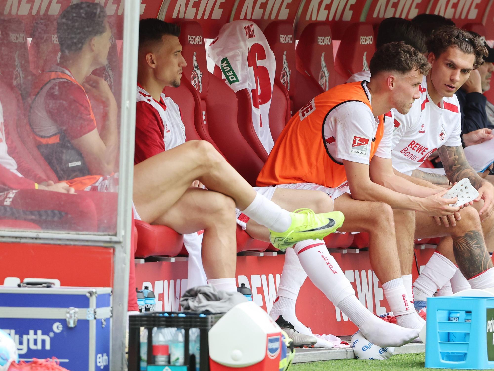 Dejan Ljubicic, Luca Waldschmidt und Julian Pauli sitzen auf der Bank.
