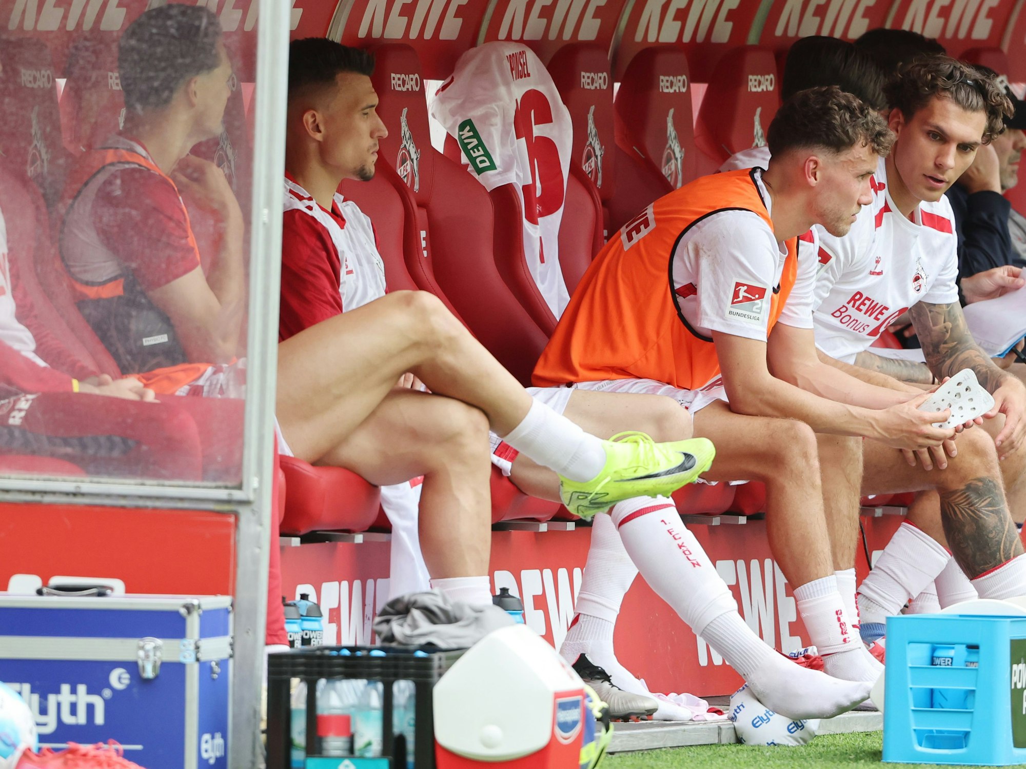 Dejan Ljubicic, Luca Waldschmidt und Julian Pauli sitzen auf der Bank.