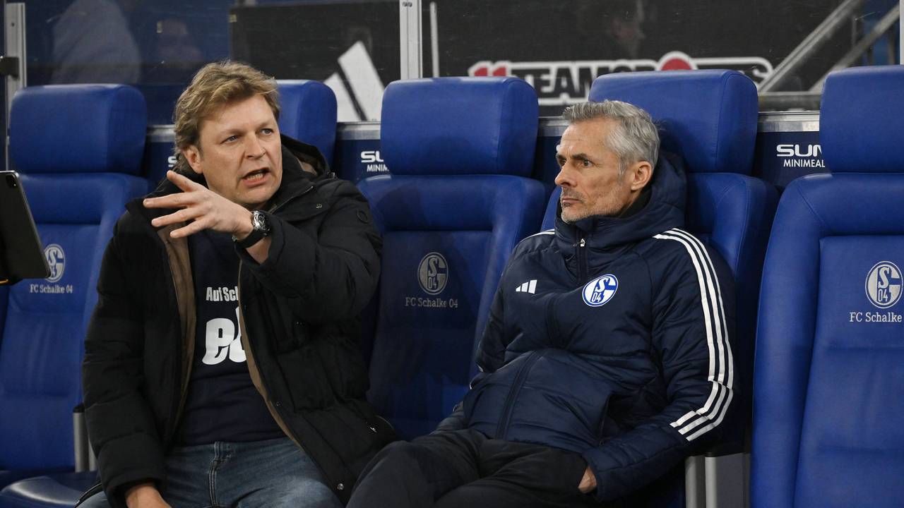 Youri Mulder und Kees van Wonderen diskutieren auf der Bank.