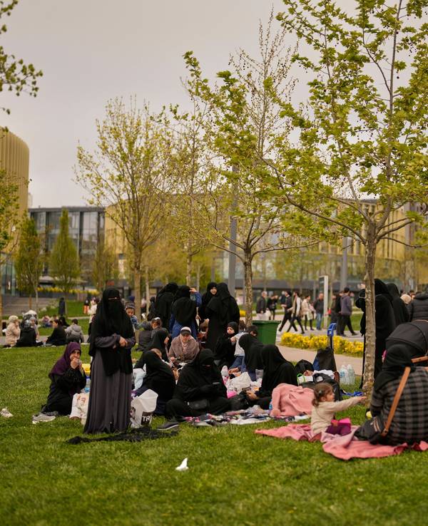 Menschen versammeln sich im Freien nach einem Erdbeben der Stärke 6,2.