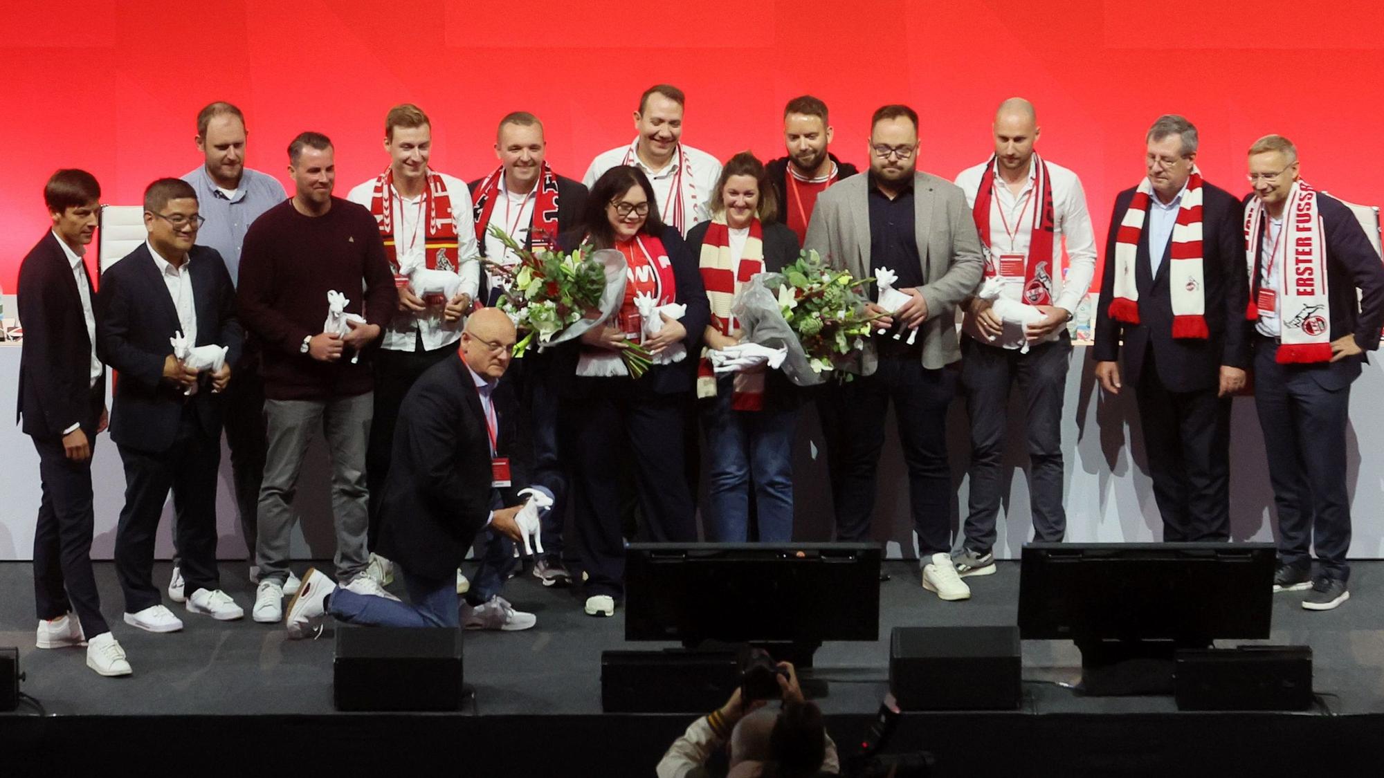 1. FC Köln, Mitgliederversammlung: Der neue Mitgliederrat mit dem Vorstand auf der Bühne.