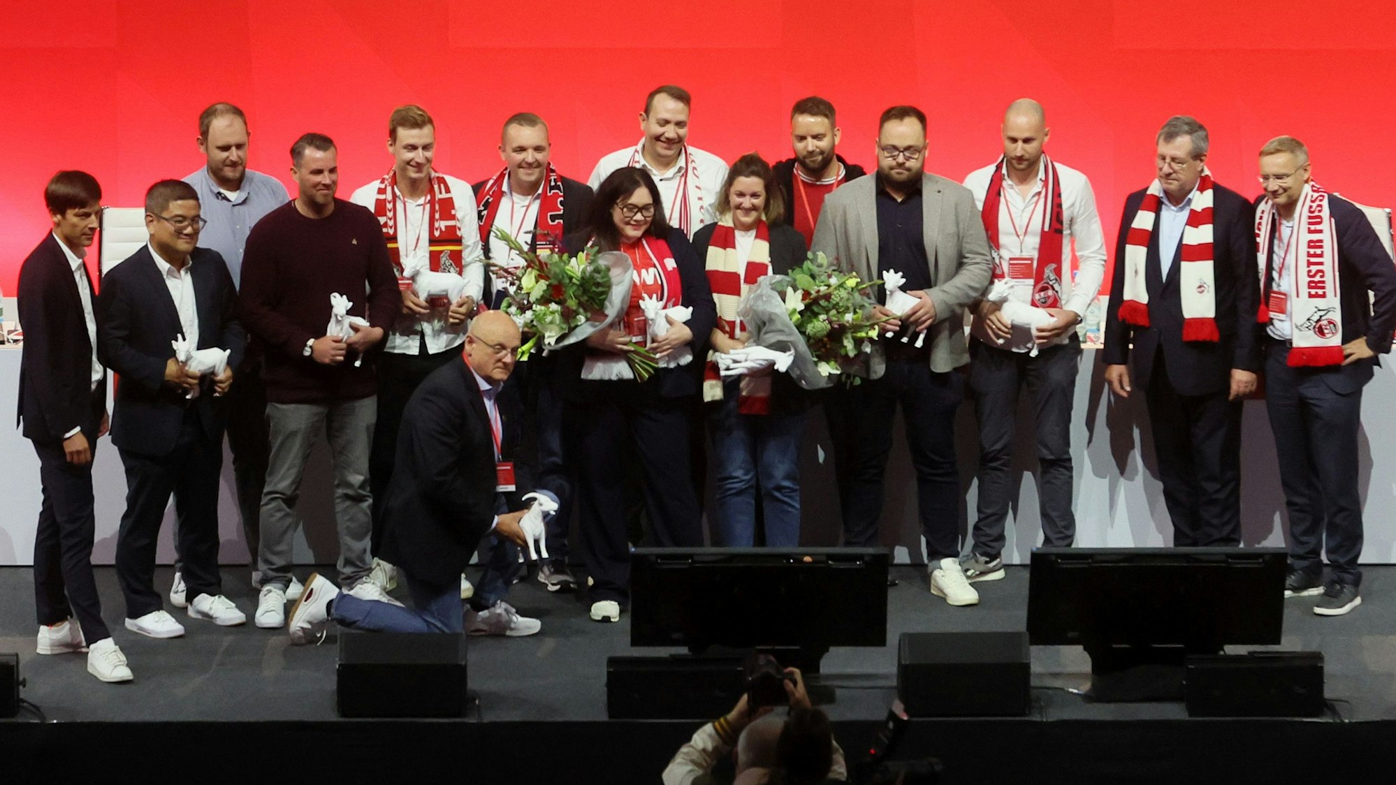 1. FC Köln, Mitgliederversammlung: Der neue Mitgliederrat mit dem Vorstand auf der Bühne.