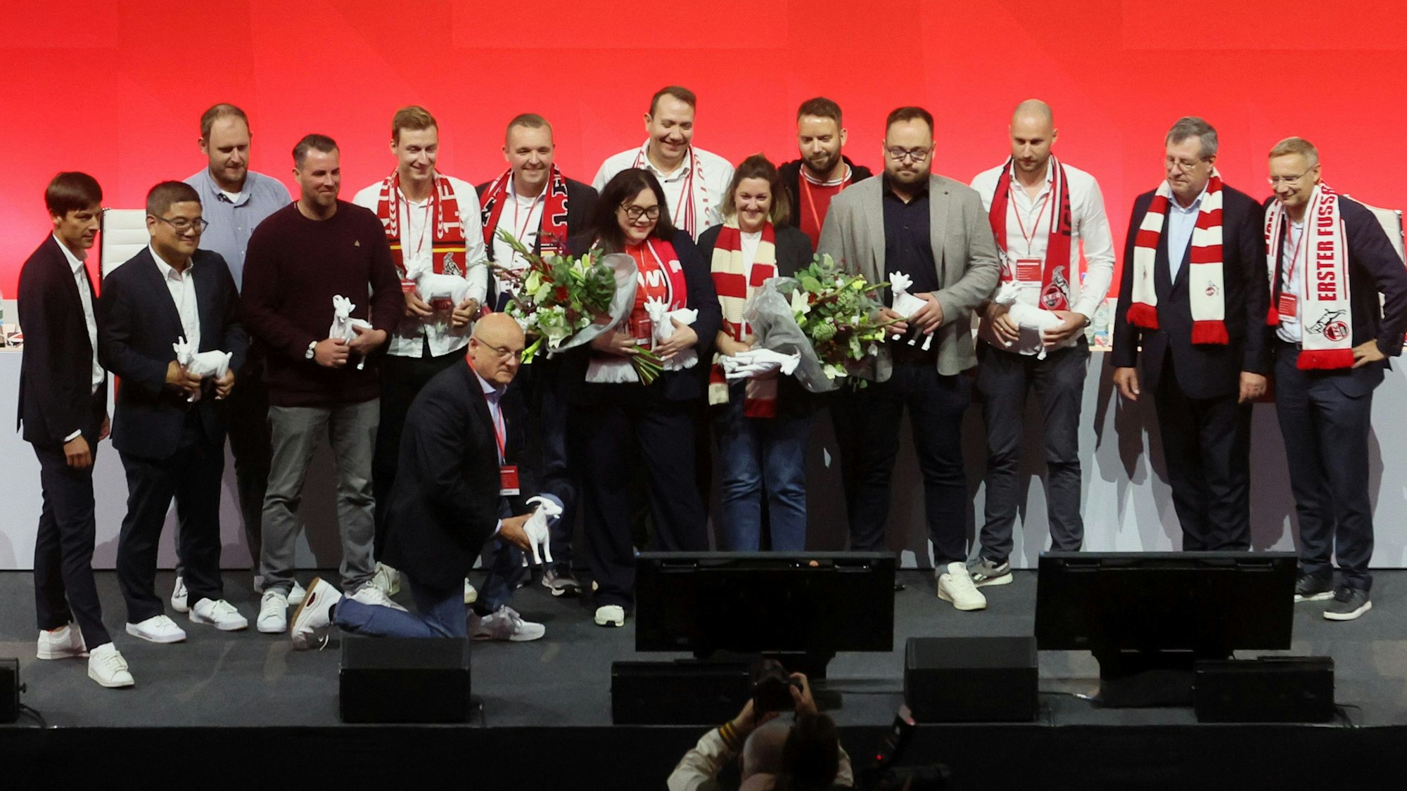 1. FC Köln, Mitgliederversammlung: Der neue Mitgliederrat mit dem Vorstand auf der Bühne.