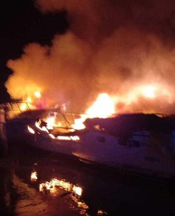 Ein Boot steht in Flammen