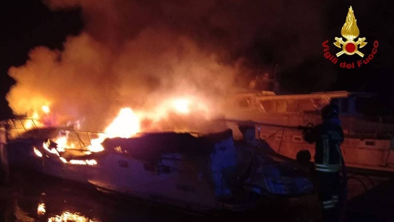 Ein Boot steht in Flammen