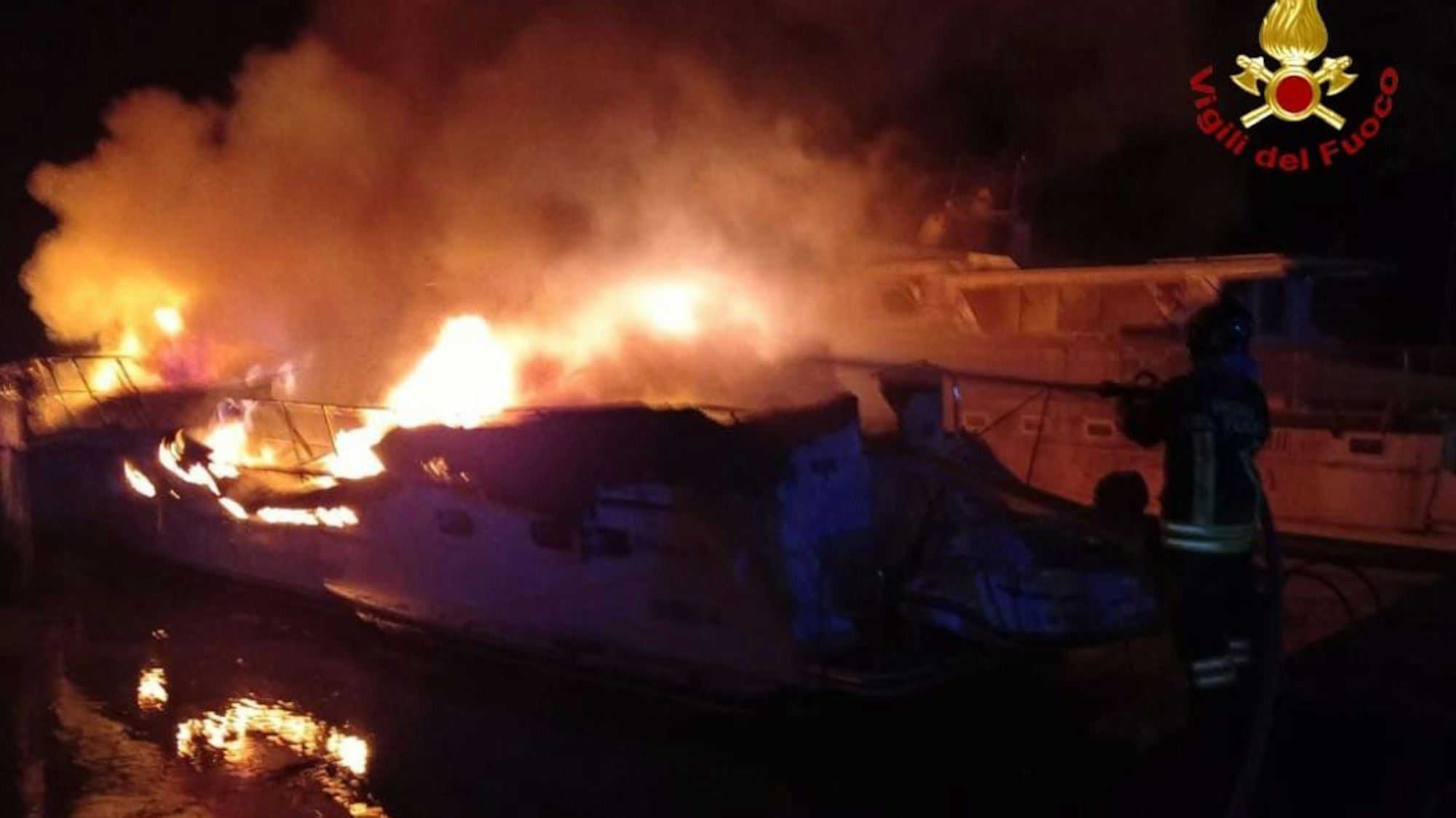 Ein Boot steht in Flammen