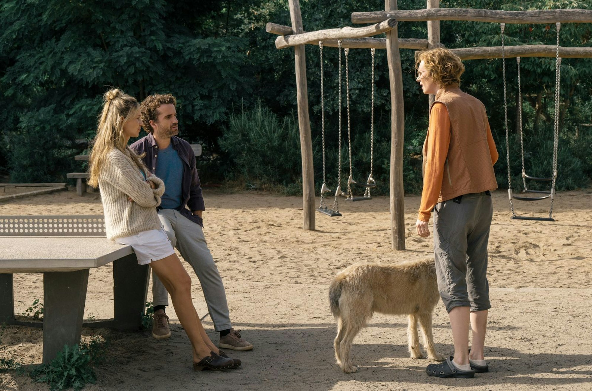 Katrin (Luise Wolfram, rechts), eine Nachbarin von Miriam (Stefanie Stappenbeck) und Markus (Oliver Wnuk), hat so ganz andere Vorstellungen von angemessenem Verhalten als das Ex-Paar. (Bild: ZDF/Britta Krehl)