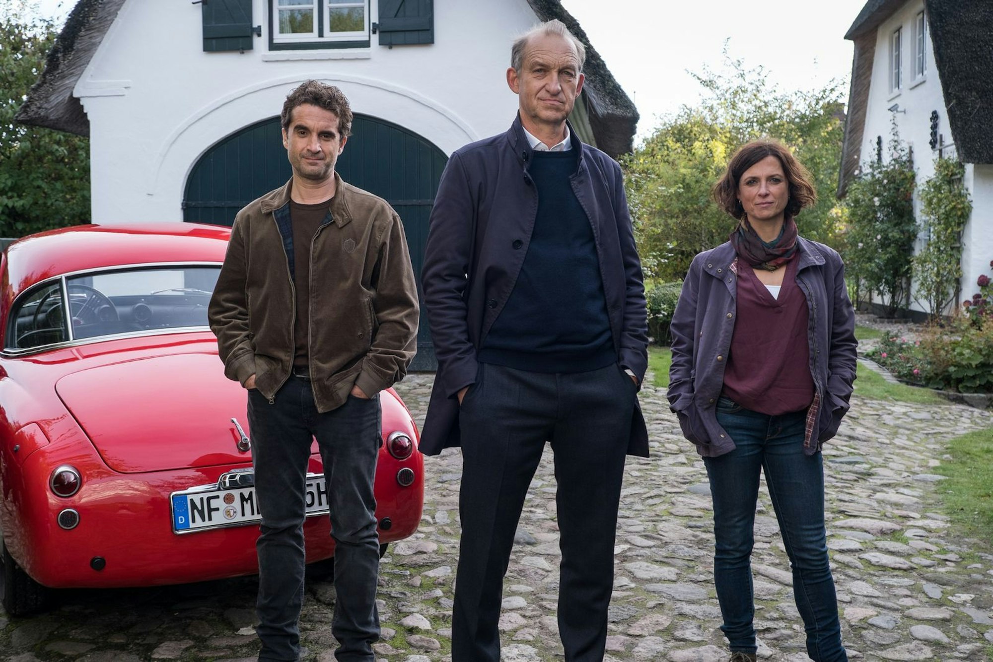 Eingespieltes Team: Seit 2011 ermitteln Hinnerk Feldmann (Oliver Wnuk, links), Carl Sievers (Peter Heinrich Brix) und Ina Behrendsen (Julia Brendler) gemeinsam in der Krimireihe „Nord Nord Mord“. Mit bis zu zehn Millionen Zuschauerinnen und Zuschauern zählt das Format zu den erfolgreichsten im ZDF. (Bild: ZDF/Manju Sawhney)