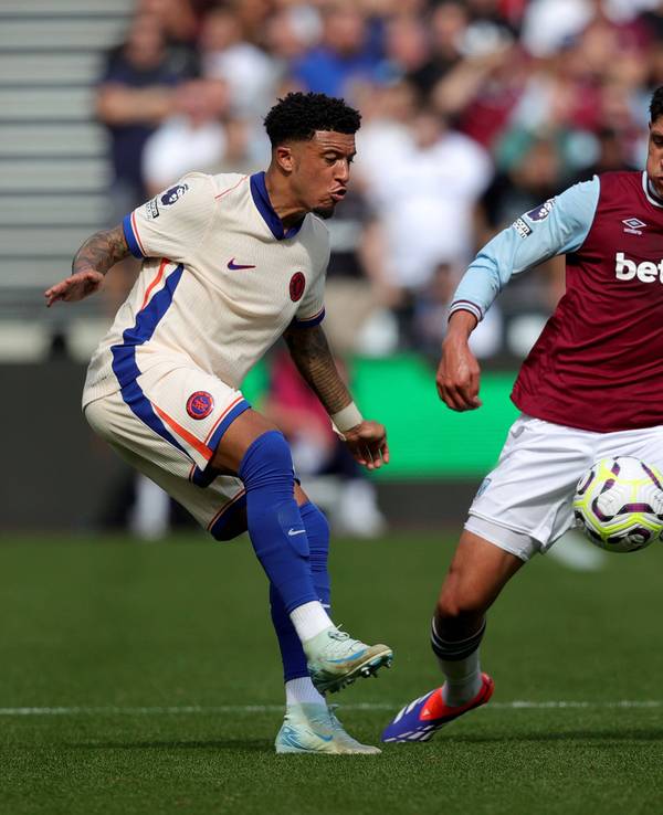 Jadon Sancho und Edson Alvarez im Duell.