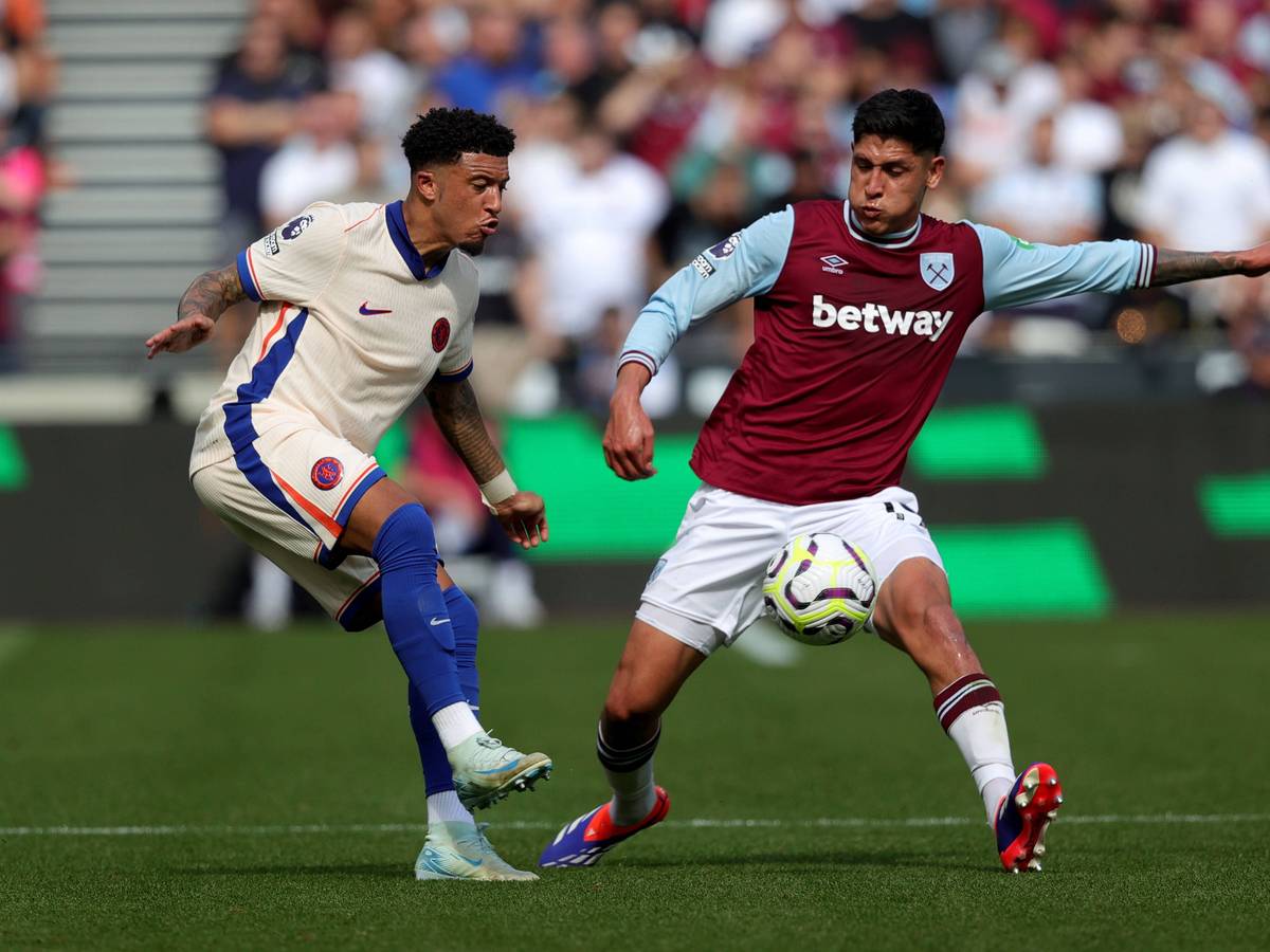 Jadon Sancho und Edson Alvarez im Duell.