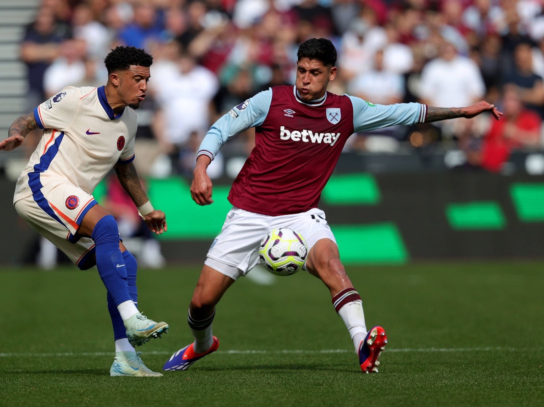 Jadon Sancho und Edson Alvarez im Duell.
