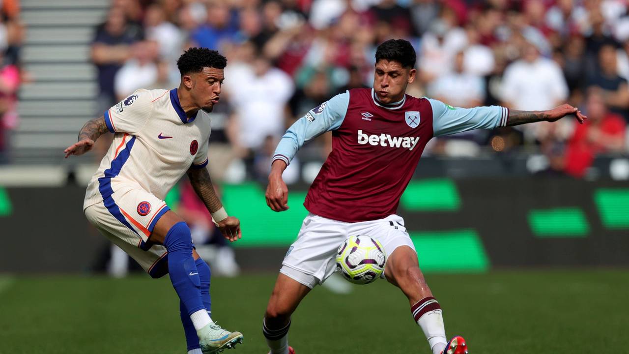 Jadon Sancho und Edson Alvarez im Duell.