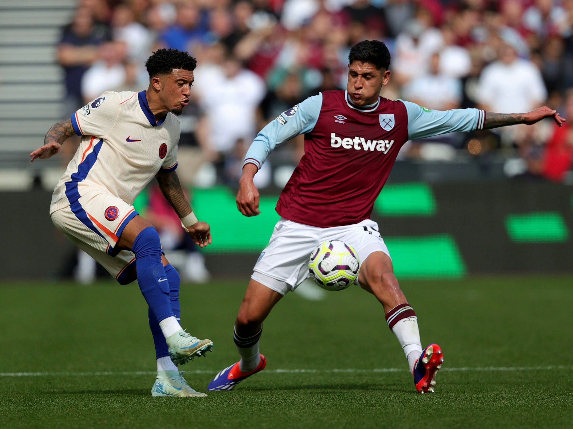 Jadon Sancho und Edson Alvarez im Duell.